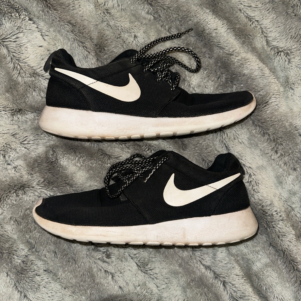 women’s size 9 black and white Nike Roshe trainer shoes